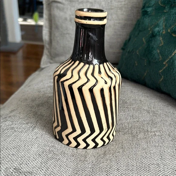 Black and Cream Zigzag Vase - Picture 1 of 3
